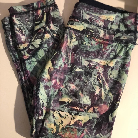 ! Lululemon Run: Inspire Crop II Full-On Luxtreme - Picture 2 of 5